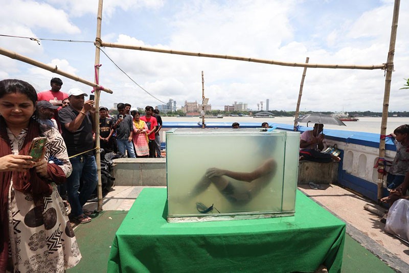 In Images:  Inside a Bengal man's extraordinary 30-hour underwater challenge