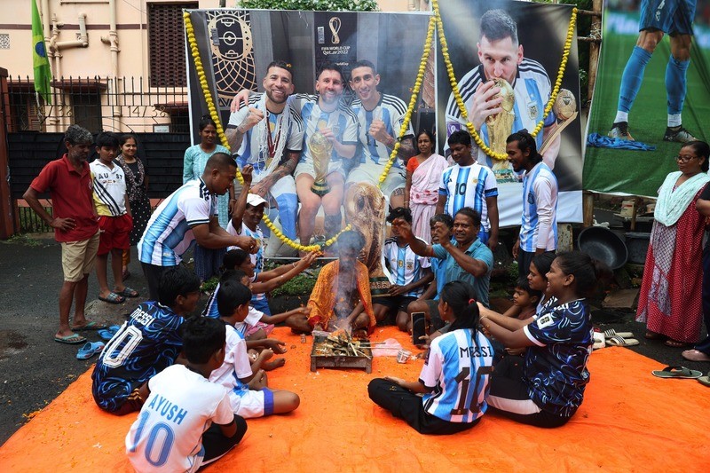 In Images: Argentina fans perform Yagya in Kolkata ahead of FIFA World Cup final