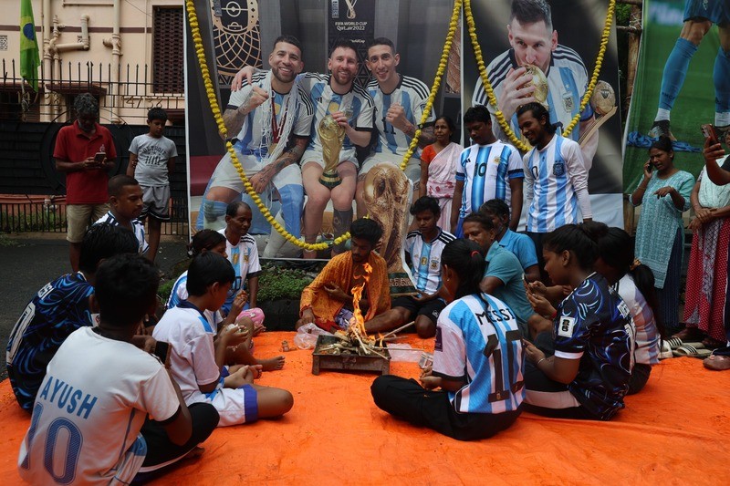 In Images: Argentina fans perform Yagya in Kolkata ahead of FIFA World Cup final