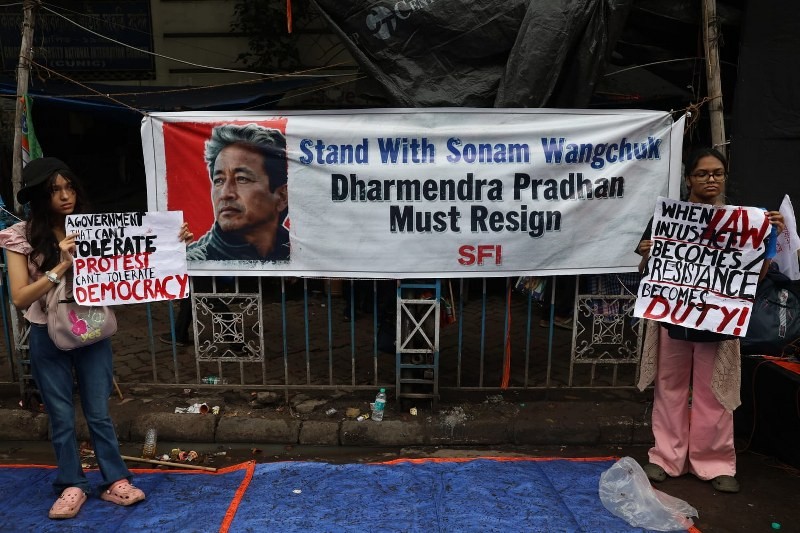 In Images: Calcutta University students protest against Delhi crackdown