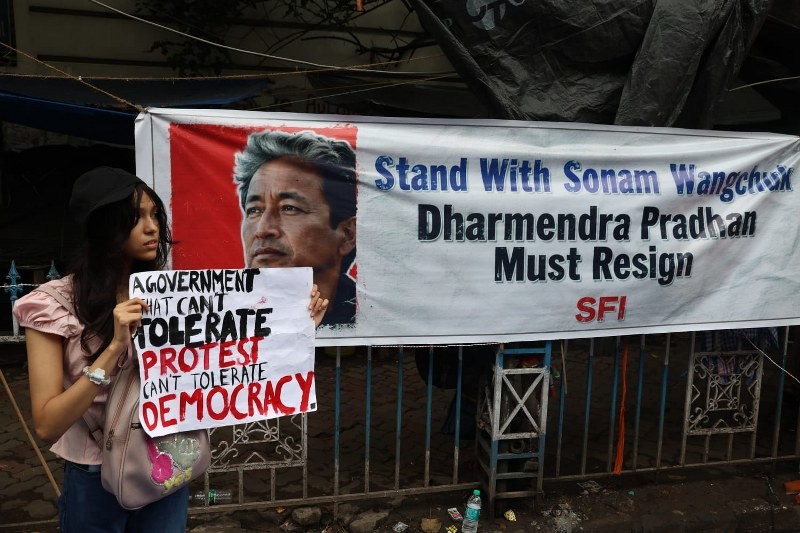 In Images: Calcutta University students protest against Delhi crackdown