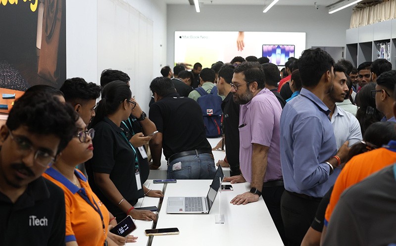 In Images: Tech enthusiasts flock to Apple Premium Partner iTech Store launch in Kolkata