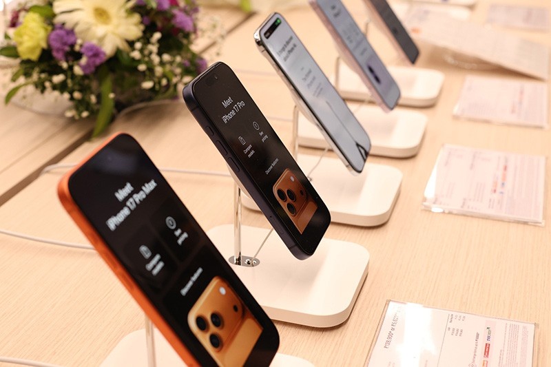 In Images: Tech enthusiasts flock to Apple Premium Partner iTech Store launch in Kolkata