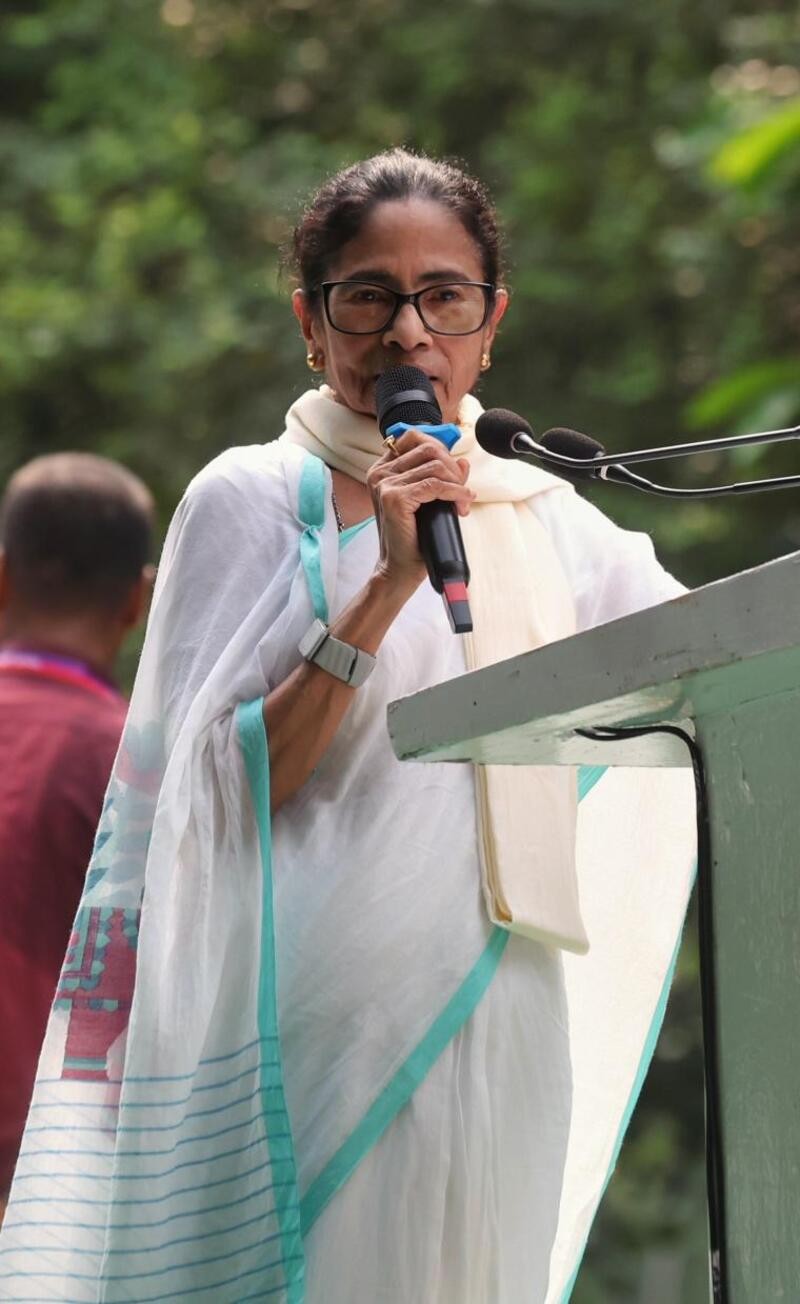 In images: Mamata Banerjee ties rakhi on wrists of 'bulldozer-affected' hawkers