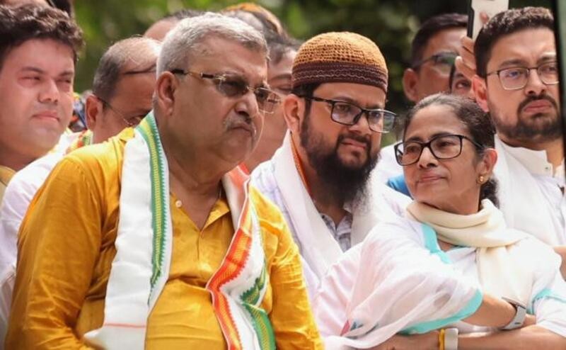 In images: Mamata Banerjee ties rakhi on wrists of 'bulldozer-affected' hawkers
