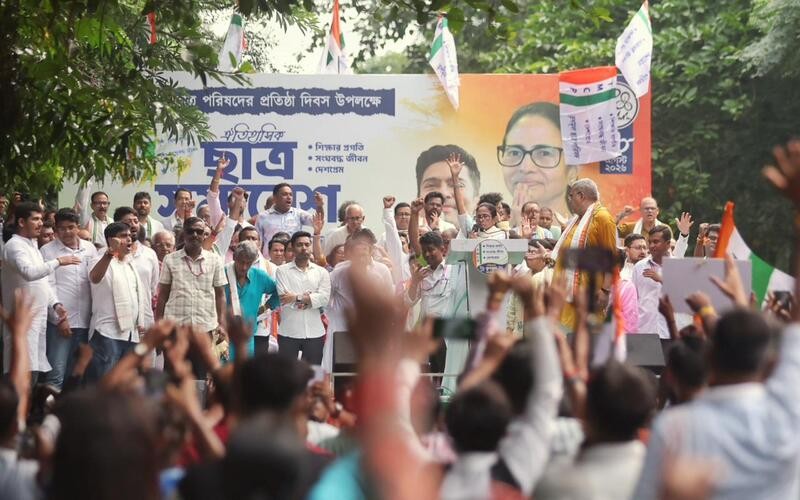 In images: Mamata Banerjee ties rakhi on wrists of 'bulldozer-affected' hawkers