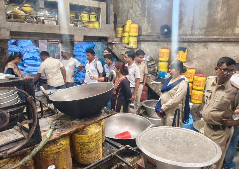 Kolkata suspends 40 eatery licences after food safety inspections uncover alleged hygiene and storage violations.