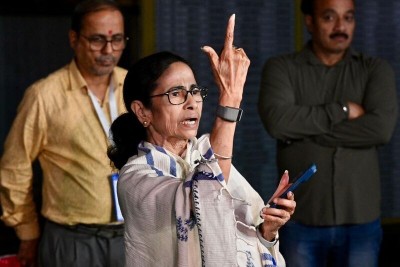 Kolkata Police clamp down near EVM strongrooms after midnight Bengal poll drama