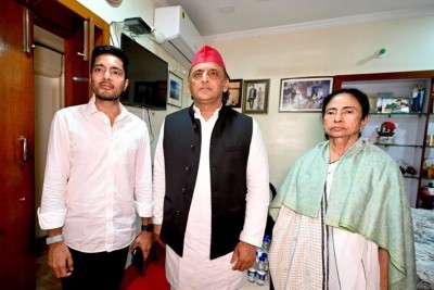 “Didi, you have not lost”: Akhilesh Yadav meets Mamata Banerjee after TMC’s Bengal defeat