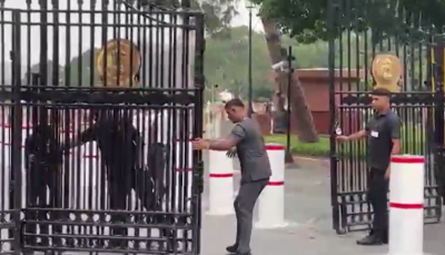 WATCH: Security personnel rush to lock Parliament gates as crowd swells for 'Chalo Sansad' march